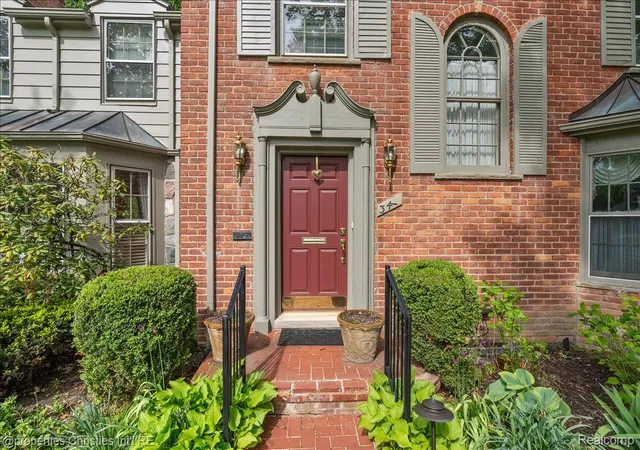 Photo 4 of Single family home for sale at 341 Westwood Dr, Bloomfield Hills, MI 48301 | MLS# 20261068034 | Listing updated on 2026-10-27