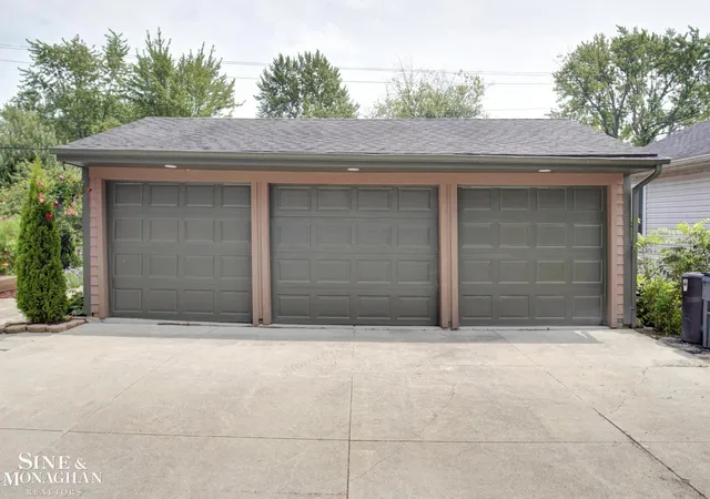 Photo 3 of Single family home for sale at 5575 River Rd, East China Township St Clair, MI 48054 | MLS# 58050219719 | Listing updated on 2026-08-25