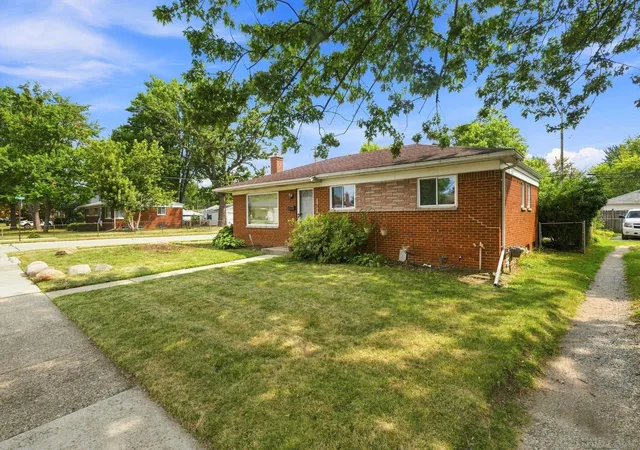 Photo 2 of Single family home for sale at 24306 Rosalind Ave, Eastpointe City Macomb, MI 48021 | MLS# 58050219728 | Listing updated on 2026-09-16