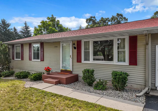 Photo 3 of Single family home for sale at 1101 Knoll Crest Ct, Garfield Charter Township Grand Traverse, MI 49686 | MLS# 78080072794 | Listing updated on 2026-08-28