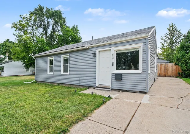 Photo 3 of Single family home for sale at 25210 Rosenbusch Blvd, Warren City Macomb, MI 48089 | MLS# 20261068088 | Listing updated on 2026-09-13