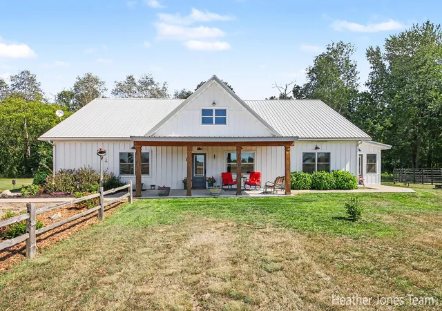 3rd image of 8872 E Spencer Rd, Crystal Township Montcalm, MI 48818 | MLS# 65026044915