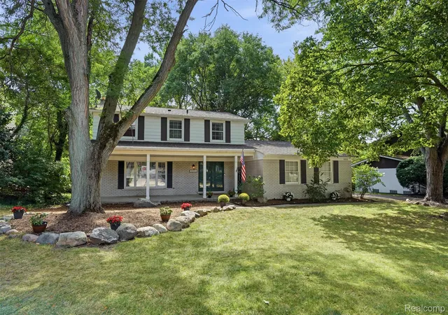 Photo 2 of Single family home for sale at 30954 Oak Valley Dr, Farmington Hills City Oakland, MI 48331 | MLS# 20261068178 | Listing updated on 2026-08-28