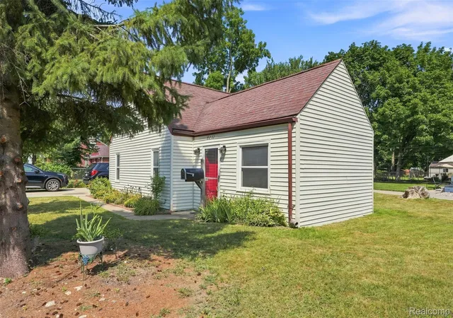 Photo 3 of Single family home for sale at 8251 Mcclellan St, Utica City Macomb, MI 48317 | MLS# 20261068193 | Listing updated on 2026-09-13