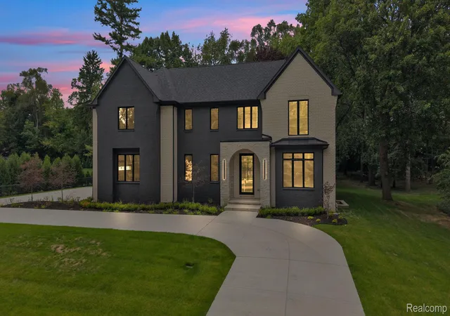 Photo 2 of Single family home for sale at 4546 Niagara Ln, Bloomfield Charter Township Oakland, MI 48301 | MLS# 20261068206 | Listing updated on 2026-08-26