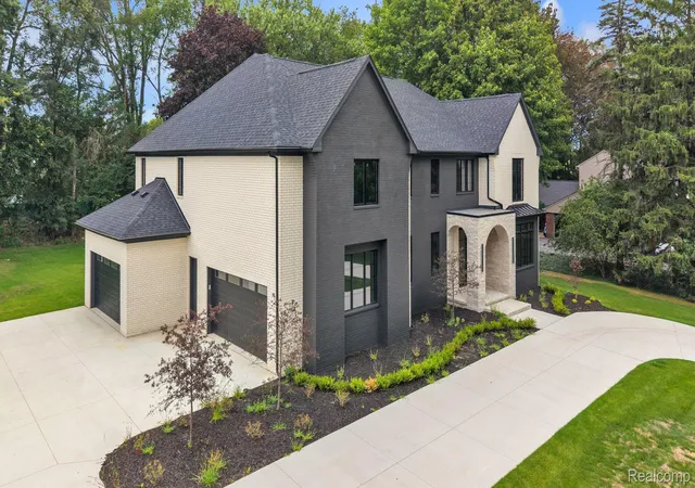 Photo 3 of Single family home for sale at 4546 Niagara Ln, Bloomfield Charter Township Oakland, MI 48301 | MLS# 20261068206 | Listing updated on 2026-08-26