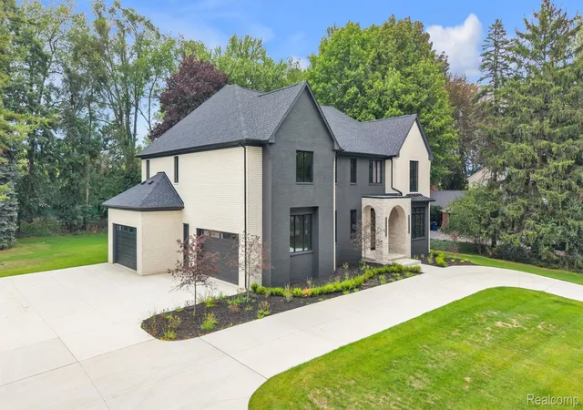 Photo 4 of Single family home for sale at 4546 Niagara Ln, Bloomfield Charter Township Oakland, MI 48301 | MLS# 20261068206 | Listing updated on 2026-08-26