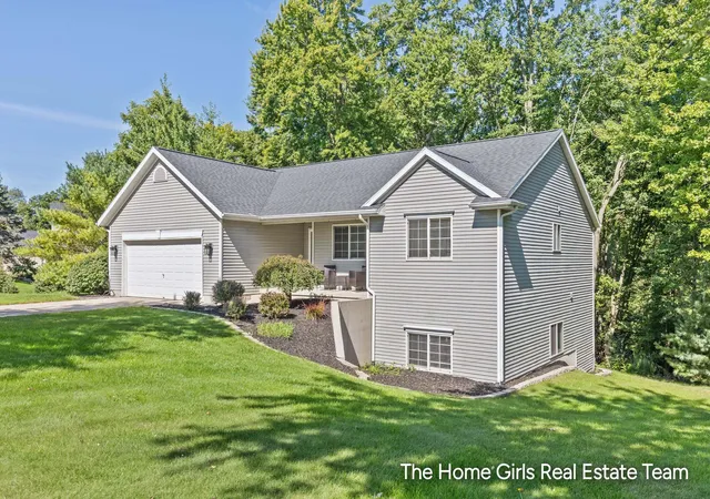 Photo 3 of Single family home for sale at 10333 Meadowgate Dr Ne, Algoma Township Kent, MI 49345 | MLS# 65026044959 | Listing updated on 2026-09-17