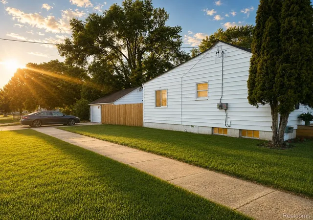 Photo 3 of Single family home for sale at 948 Hubbard Ave, Flint City Genesee, MI 48503 | MLS# 20261068260 | Listing updated on 2026-09-14