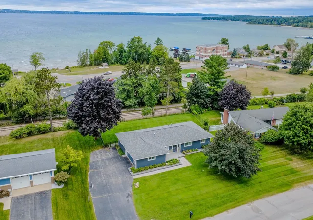 Photo 4 of Single family home for sale at 3363 Scenic Hills Dr, Acme Township Grand Traverse, MI 49690 | MLS# 78080072826 | Listing updated on 2026-09-27