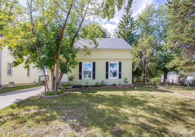 Photo 1 of Sale Pending at 17520 Matthews St, Riverview City Wayne, MI 48193 | MLS# 20261068288 | Listing updated on 2026-09-12
