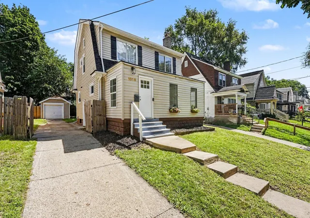 Photo 1 of Single family home for sale at 1018 Cooper Ave Se, Grand Rapids City Kent, MI 49507 | MLS# 65026045065 | Listing updated on 2026-09-18