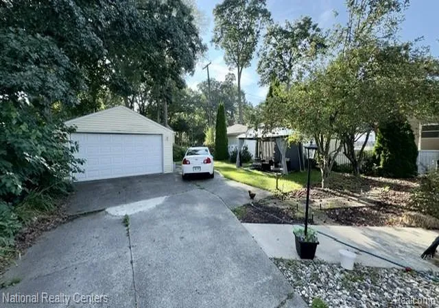 Photo 3 of Single family home for sale at 3321 Pine Grove Ave, Port Huron City St Clair, MI 48060 | MLS# 20261068396 | Listing updated on 2026-08-27