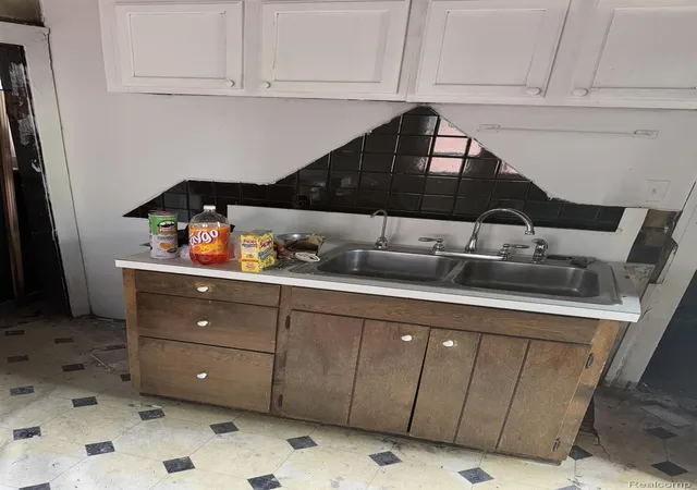 Photo 3 of Single family home for sale at 9453 Edgewood St, Detroit City Wayne, MI 48213 | MLS# 20261068406 | Listing updated on 2026-08-27