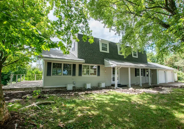 Photo 2 of Single family home for sale at 8282 S Center Hwy, Elmwood Charter Township Leelanau, MI 49684 | MLS# 78080072852 | Listing updated on 2026-08-29