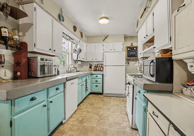 Photo 3 of Single family home for sale at 319 W Willard St, Paw Paw Village Van Buren, MI 49079 | MLS# 62026045127 | Listing updated on 2026-09-12