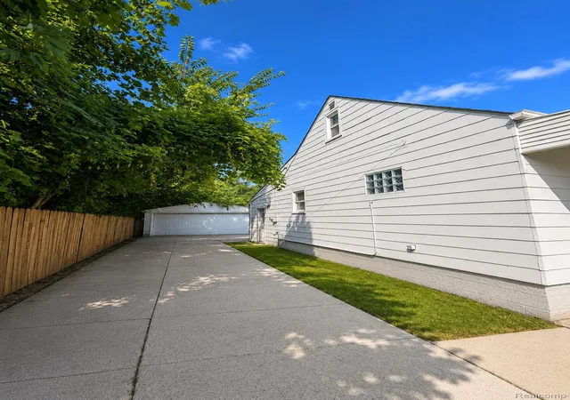 Photo 3 of Single family home for sale at 23743 Lorraine Ave, Warren City Macomb, MI 48089 | MLS# 20261068436 | Listing updated on 2026-09-04