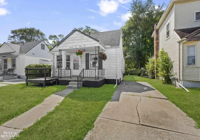 Photo 2 of Single family home for sale at 17132 Toepfer Dr, Eastpointe City Macomb, MI 48021 | MLS# 58050219870 | Listing updated on 2026-09-01