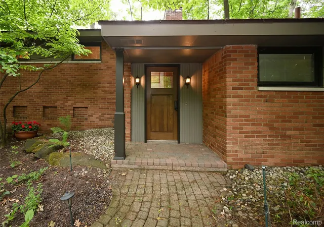 Photo 3 of Single family home for sale at 3310 Dogwood Ct, Bloomfield Hills City Oakland, MI 48304 | MLS# 20261068503 | Listing updated on 2026-09-19