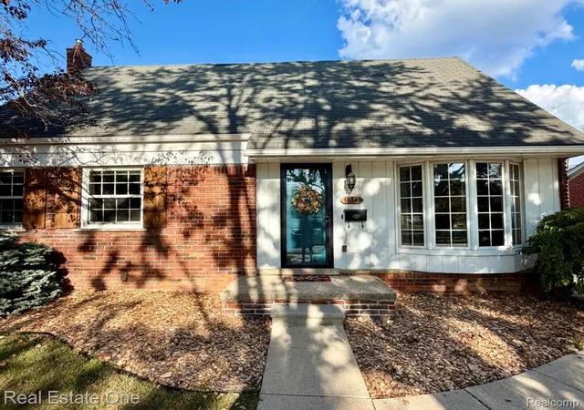 Photo 3 of Single family home for sale at 16343 Drake St, Southgate City Wayne, MI 48195 | MLS# 20261068522 | Listing updated on 2026-08-29