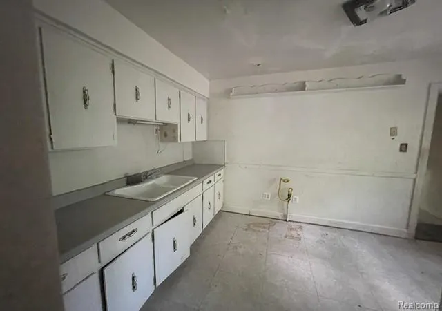 Photo 4 of Single family home for sale at 8930 Wayne Rd, Romulus City Wayne, MI 48174 | MLS# 20261068560 | Listing updated on 2026-08-28