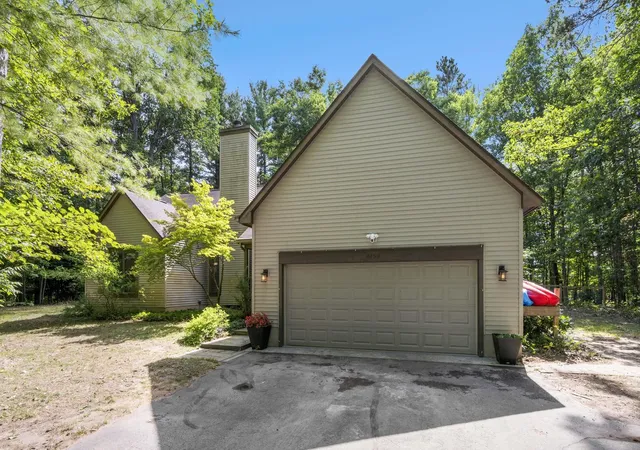 Photo 2 of Single family home for sale at 5522 Trager Rd, East Bay Township Grand Traverse, MI 49696 | MLS# 78080072867 | Listing updated on 2026-09-15