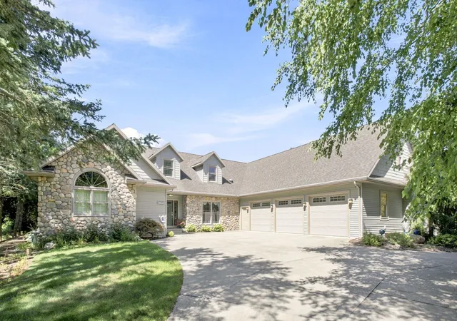 Photo 1 of Single family home for sale at 2992 E Bluffwood Ter, St Joseph Charter Township Berrien, MI 49085 | MLS# 69026045198 | Listing updated on 2026-08-26