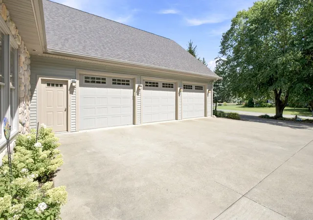 Photo 3 of Single family home for sale at 2992 E Bluffwood Ter, St Joseph Charter Township Berrien, MI 49085 | MLS# 69026045198 | Listing updated on 2026-08-26