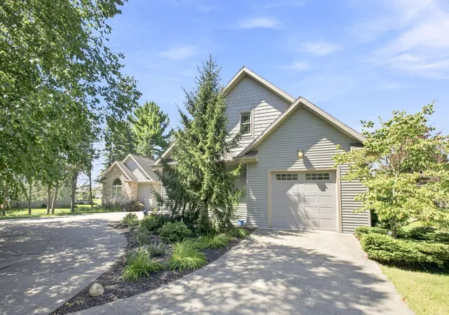 Photo 3 of Single family home for sale at 2992 E Bluffwood Ter, St Joseph Charter Township Berrien, MI 49085 | MLS# 69026045198 | Listing updated on 2026-08-26