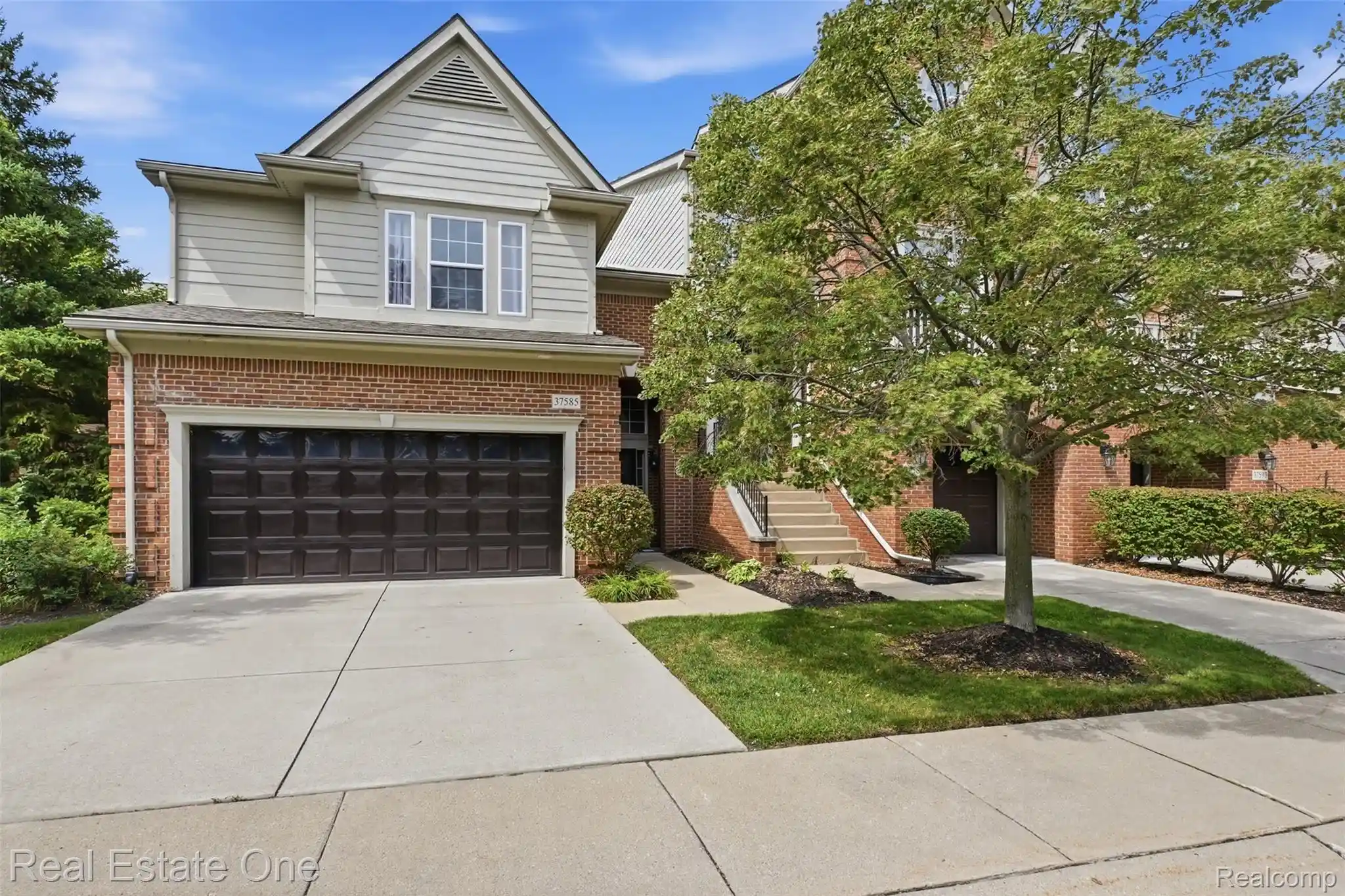 Listing Photo 2 - Condo for sale in 37585 Newburg Park Cir located at 37585 Newburg Park Cir, Livonia, MI 48152 - Unit #16