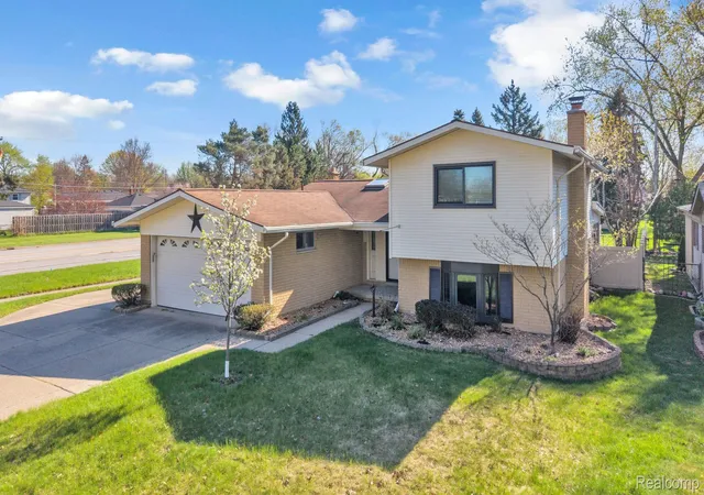 Photo 3 of Single family home for sale at 9498 Bassett St, Livonia City Wayne, MI 48150 | MLS# 20261068621 | Listing updated on 2026-09-19