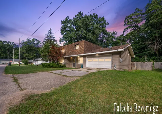 Photo 2 of Single family home for sale at 6989 Hiawatha Dr, Coloma Charter Township Berrien, MI 49038 | MLS# 65026045262 | Listing updated on 2026-09-03