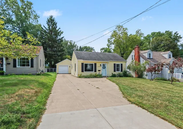 Photo 2 of Single family home for sale at 2313 Waverly St, Kalamazoo Charter Township Kalamazoo, MI 49006 | MLS# 66026045266 | Listing updated on 2026-08-27