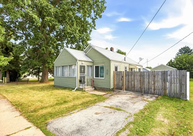 Photo 1 of Sale Pending at 1503 S Vanburen St, Bay City City Bay, MI 48708 | MLS# 60050219928 | Listing updated on 2026-08-29