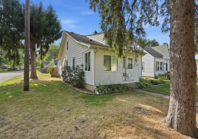 Photo 2 of Single family home for sale at 19303 Negaunee, Redford Charter Township Wayne, MI 48240 | MLS# 81026045294 | Listing updated on 2026-09-13