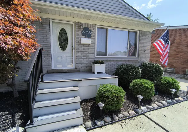 Photo 3 of Single family home for sale at 24252 Johnston Ave, Eastpointe City Macomb, MI 48021 | MLS# 81026045376 | Listing updated on 2026-08-29