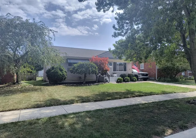 Photo 3 of Single family home for sale at 24252 Johnston Ave, Eastpointe City Macomb, MI 48021 | MLS# 81026045376 | Listing updated on 2026-08-29