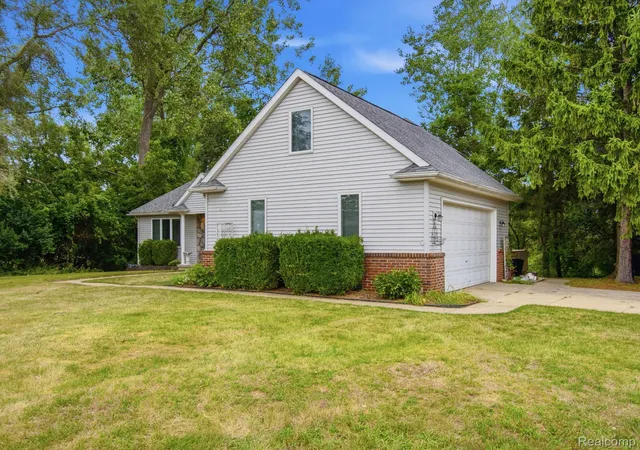 Photo 3 of Single family home for sale at 575 Lakes Edge Dr, Oxford Village Oakland, MI 48371 | MLS# 20261068760 | Listing updated on 2026-09-06