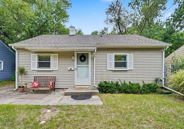 Photo 1 of Sale Pending at 1423 W North St, Kalamazoo City Kalamazoo, MI 49006 | MLS# 66026045415 | Listing updated on 2026-08-28