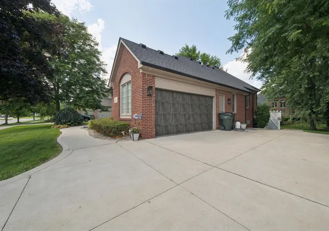 Photo 3 of Single family home for sale at 11215 Wilshire Dr, Shelby Charter Township Macomb, MI 48315 | MLS# 81026045410 | Listing updated on 2026-09-02