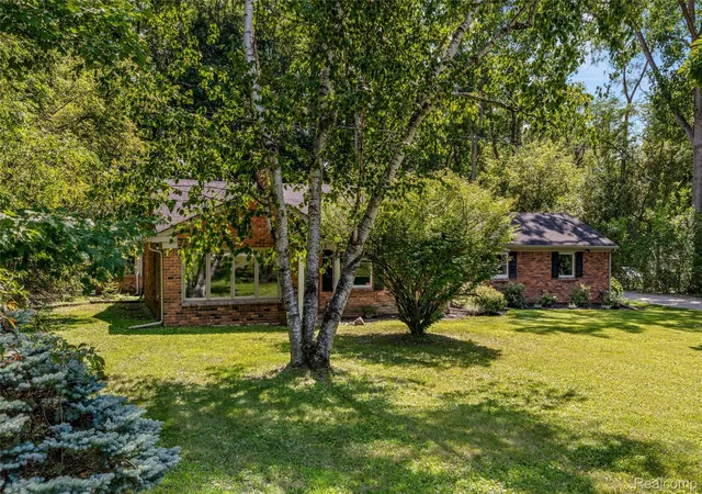 Photo 1 of Single family home for sale at 4915 Walnut Lake Rd, West Bloomfield Charter Township Oakland, MI 48323 | MLS# 20261068774 | Listing updated on 2026-09-13