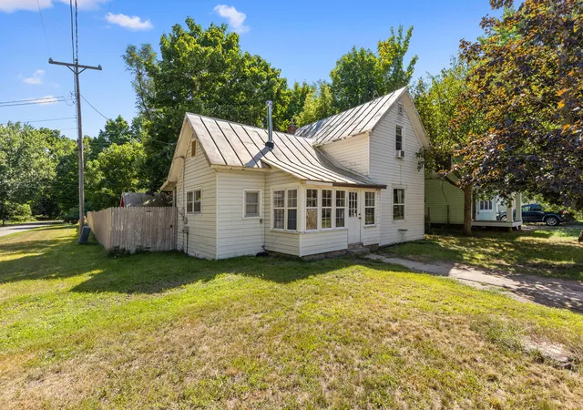 Photo 2 of Single family home for sale at 220 N Lincoln St, Reynolds Township Montcalm, MI 49329 | MLS# 72026045458 | Listing updated on 2026-08-27