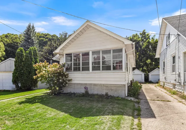 Photo 2 of Single family home for sale at 1450 Walker Ave Nw, Grand Rapids City Kent, MI 49504 | MLS# 65026045496 | Listing updated on 2026-09-29