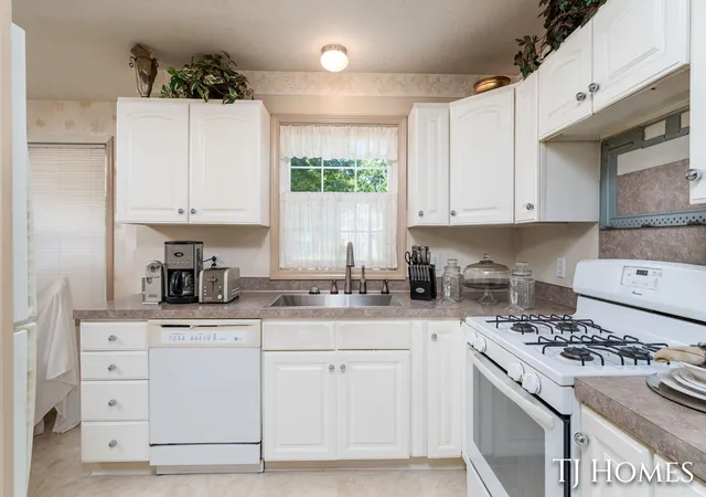 Photo 3 of Single family home for sale at 3519 Breezewood Dr Se, Kentwood City Kent, MI 49512 | MLS# 65026045516 | Listing updated on 2026-08-27