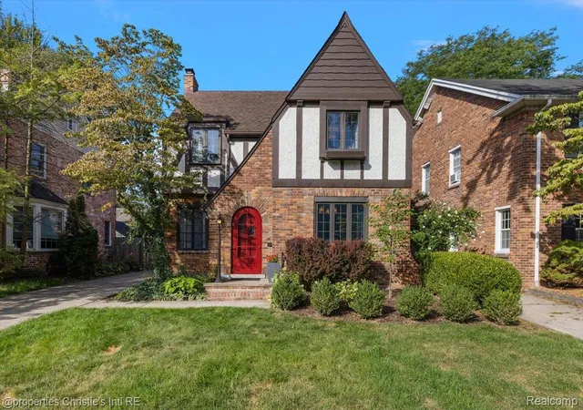 Photo 1 of Sale Pending at 271 Mcmillan Rd, Grosse Pointe Farms City Wayne, MI 48236 | MLS# 20261068900 | Listing updated on 2026-09-04