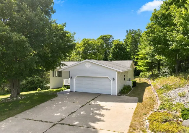 Photo 3 of Single family home for sale at 5119 Anna Dr, Garfield Charter Township Grand Traverse, MI 49684 | MLS# 78080072919 | Listing updated on 2026-08-30