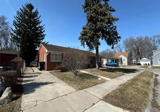 Listing Photo 4 - Condo for sale in building located at 27099 Demrick St, Roseville, MI 48066