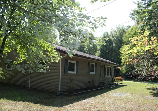 Photo 3 of Single family home for sale at 1807 W River Rd, Laketon Township Muskegon, MI 49445 | MLS# 65026045558 | Listing updated on 2026-09-03