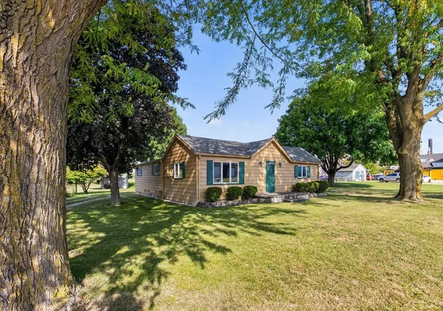 Photo 2 of Single family home for sale at 727 N Beck St, Sebewaing Village Huron, MI 48759 | MLS# 61050220050 | Listing updated on 2026-08-27