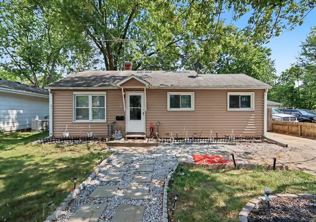 Photo 1 of Single family home for sale at 806 S Lincoln Ave, Three Rivers City St Joseph, MI 49093 | MLS# 66026045606 | Listing updated on 2026-08-27